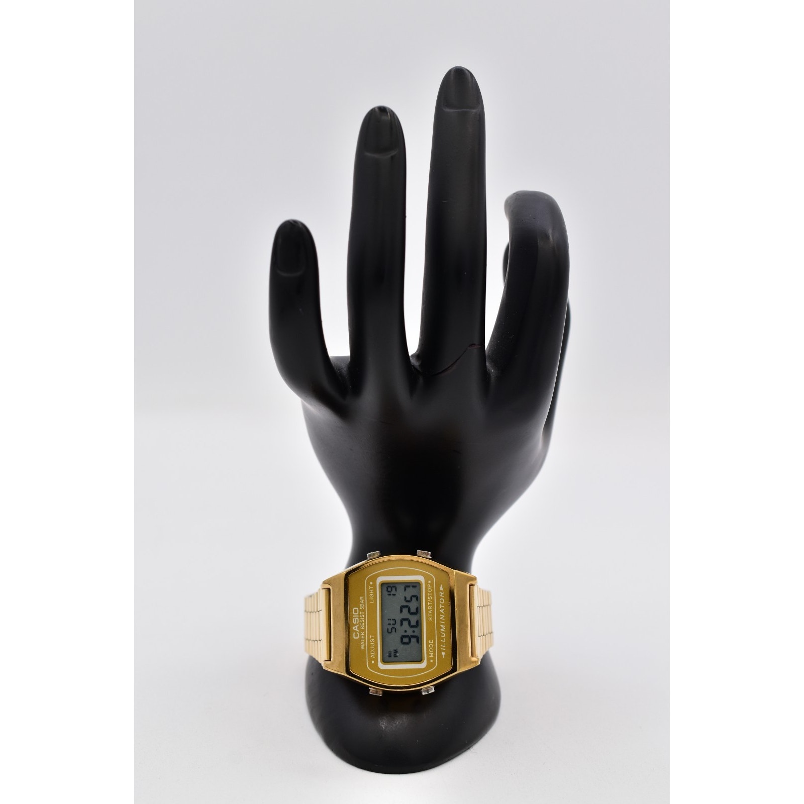 Casio Illuminator 3224 W-640 Mens Watch Gold Digital Watch Pre-Owned Works Bin2 — image 6 of 8